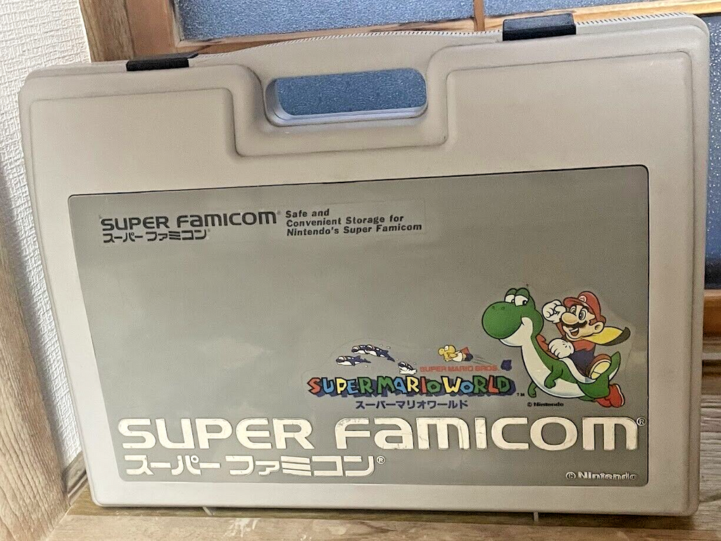 Super Mario World Nintendo Super Famicom hard plastic carrying storage case 1990