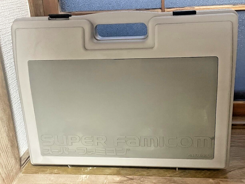 Super Mario World Nintendo Super Famicom hard plastic carrying storage case 1990