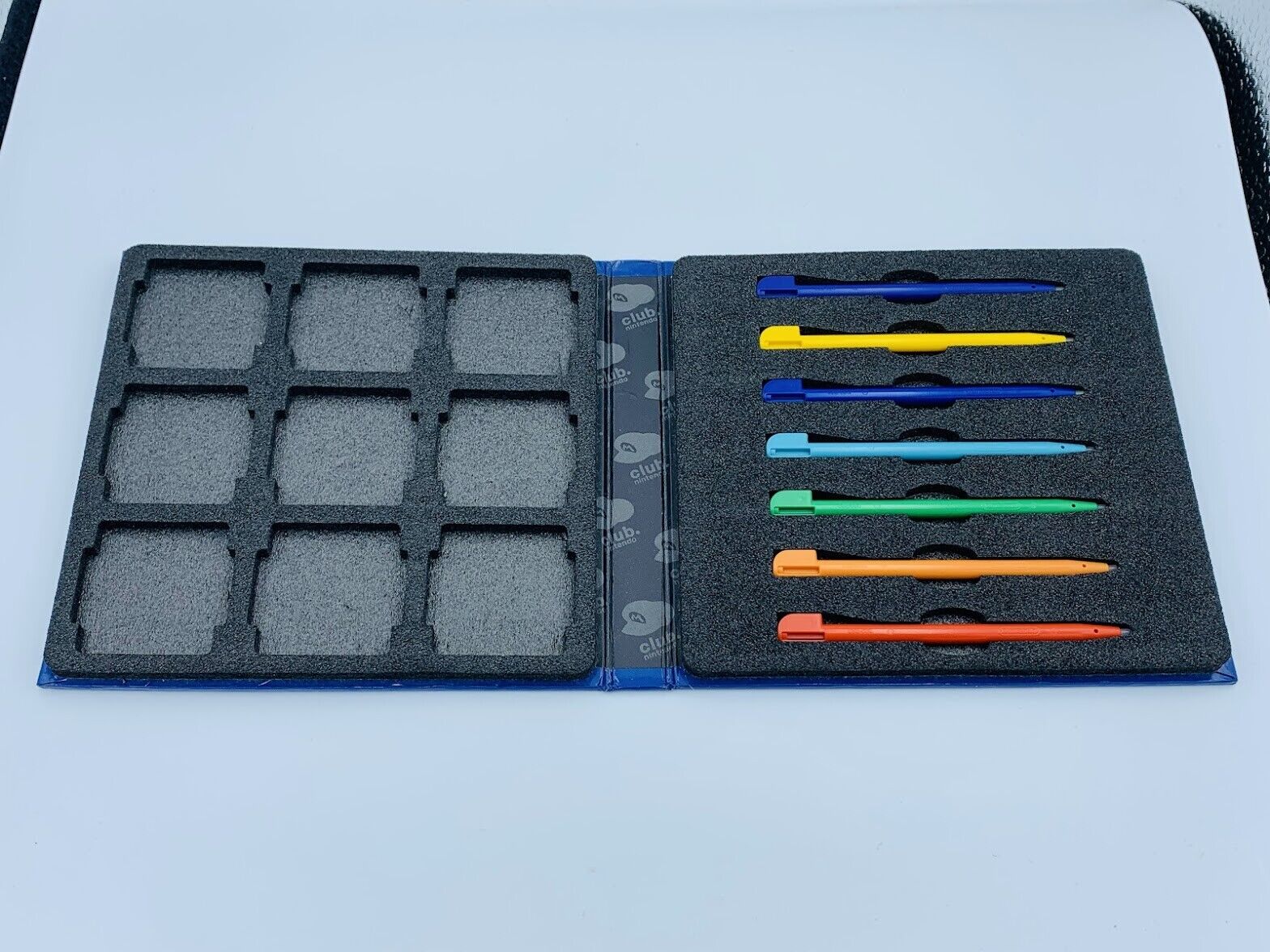 Club Nintendo DS 9-Cartridge/7-Color Stylus Blue Carrying Case travel 3DS folder